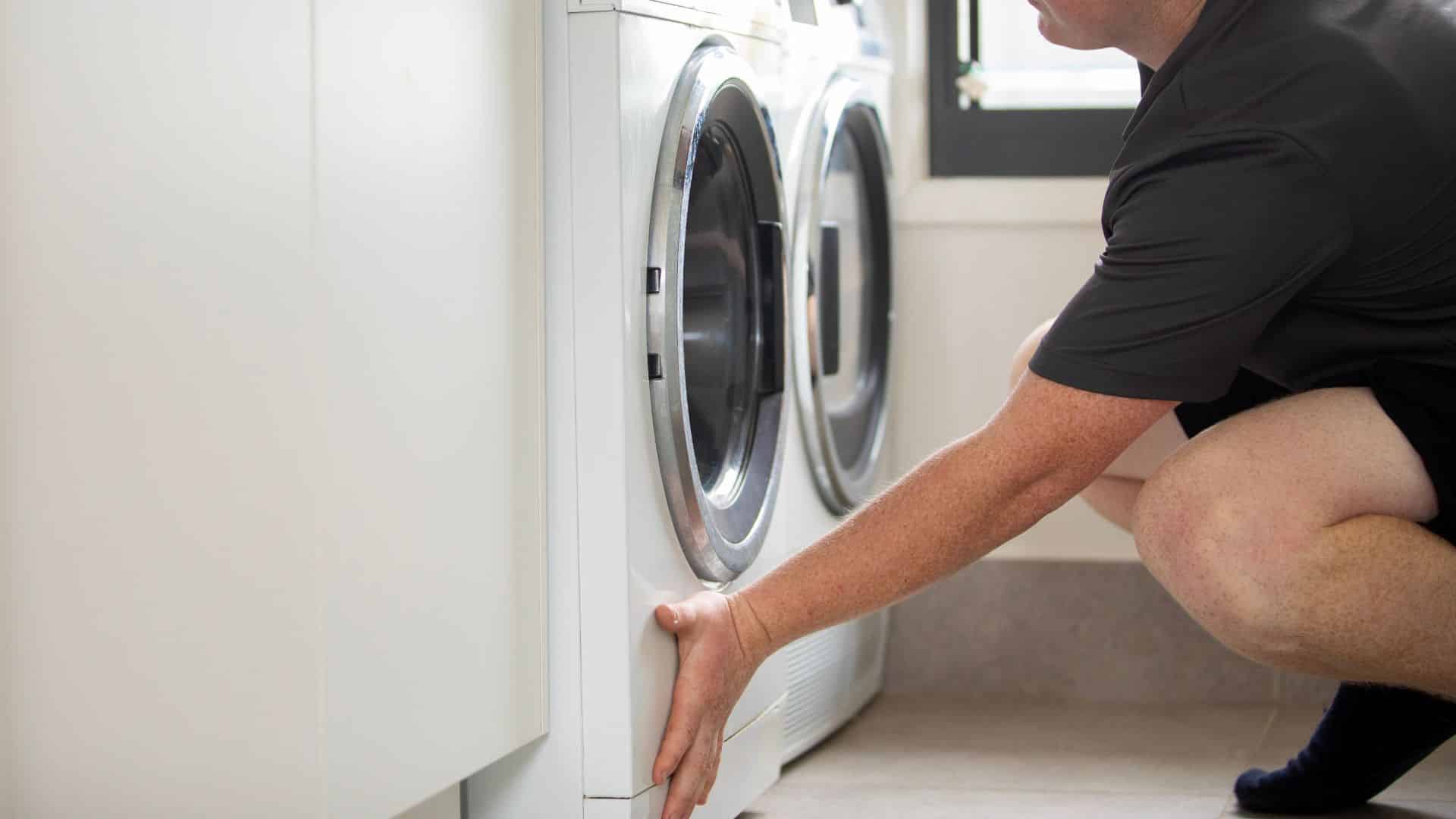 https://refinedplumbingsunshinecoast.com.au/wp-content/uploads/installing-washing-machine-refined-plumbing.jpg